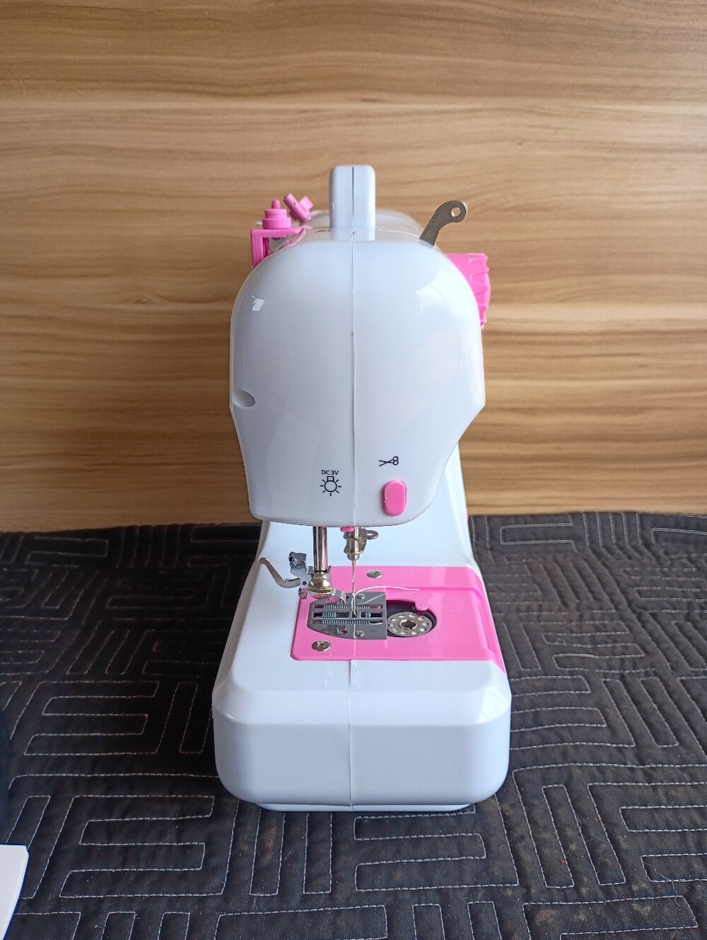 FHSM-505 Portable Mini Sewing Machine - Picture 9 of 16